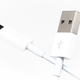 Ilustración para el artículo titulado Cómo los cables Lightning falsos que encuentras tan baratos pueden acabar con tu iPhone